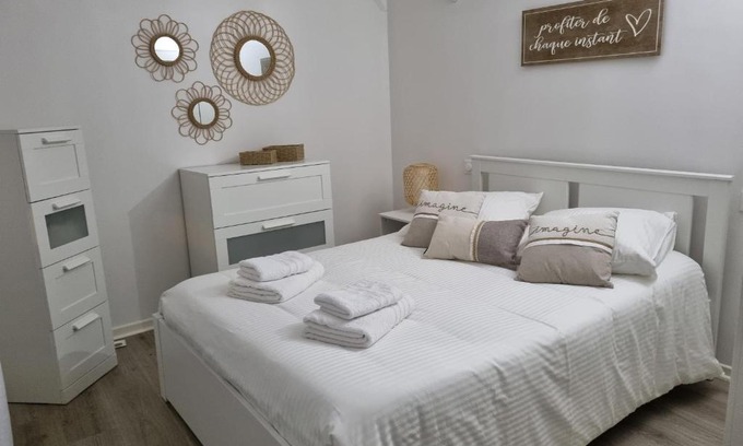 Les Puces de Saint-Ouen Apartment | Maison ville dans une voie privée