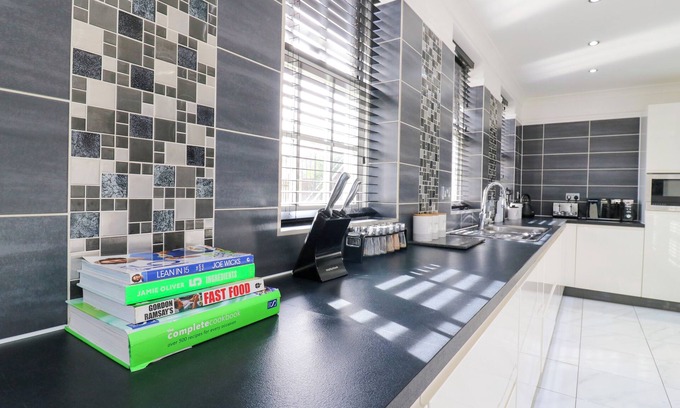 Canvey Island Cottage | MAISONWYCK, country holiday cottage, with pool in Canvey Island