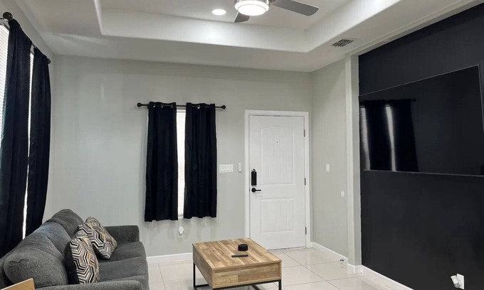Edinburg Apartment | Majestic Apartment at Edinburg