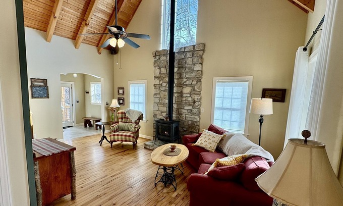 Leicester House | Majestic Creek Views | Romantic | Mountain Vibes | Unique | Private | Warm