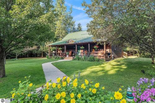 Lake Ann House | Majestic Escapes Hot Tub Firepit Deck Large Yard