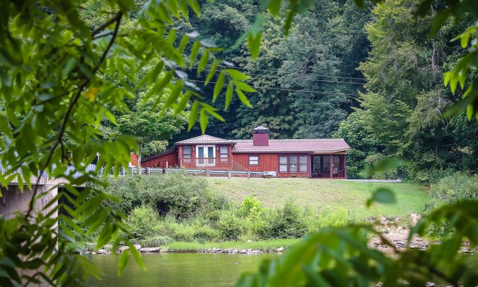 Seebert House | Majestic Greenbrier River Front Cabin at Watoga