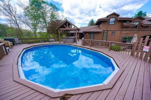 New Plymouth House | Majestic Home in Hocking wPool Jacuzzi Basketball