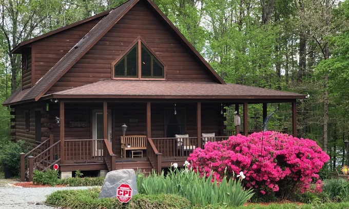 Roxboro Cabin | Majestic Lakefront Log Cabin located in the NC High Plains