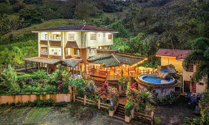 El Fosforo Resort | Majestic Lodge 10-bedroom Resort in La Fortuna, Sleeps 33 AC, WiFi, fitness room