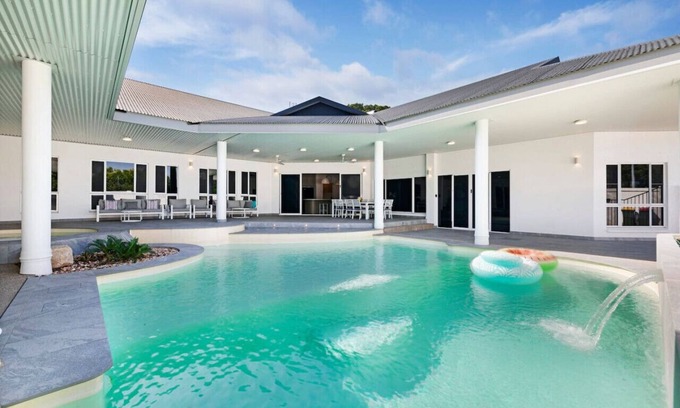 Leanyer House | Majestic Manor: Pool - BBQ - Jacuzzi