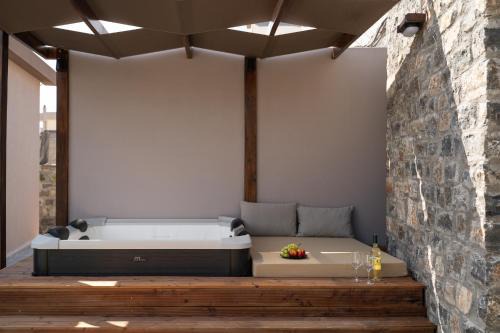 Karteros House | Majestic Manor with outdoor Jacuzzi by 8essentially