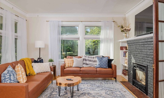 Appleton House | Majestic Mansion on State - Sleeps 13