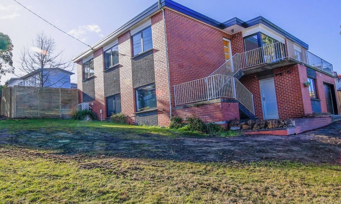 Lenah Valley House | Majestic Mountain View + Peaceful Neighbourhood