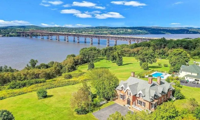 Beacon House | Majestic RiverView Estate - Breathtaking Views