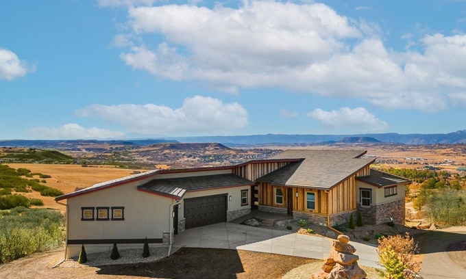 Castle Rock House | MAJESTIC SUNSET RETREAT - BREATHTAKING MOUNTAIN VIEWS!