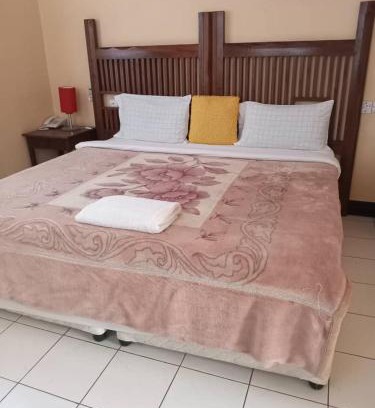 Arusha Hotel | Makambo-te Makuti Cottage