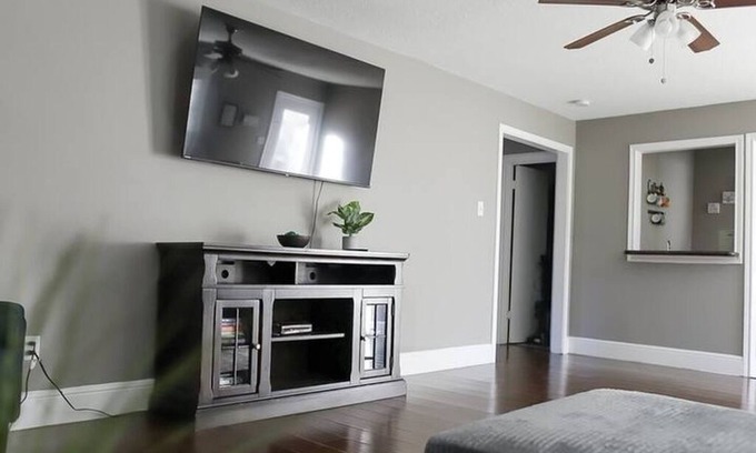 Houston House | Make Every Stay Special. Relax, and Enjoy the Difference 8 beds 2.5 RR