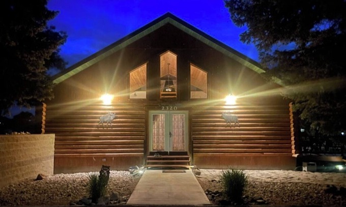 Fort Benton House | Make memories at our unique & family/pet-friendly log home in historic Ft Benton