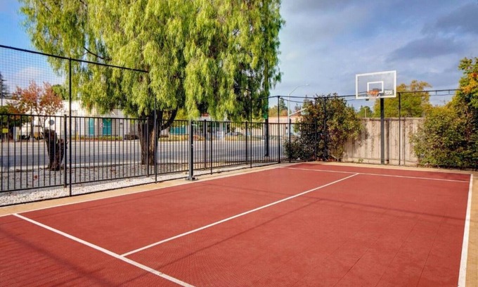 Shoreline West House | Make our Palo Alto hotel your base in Mountain in View