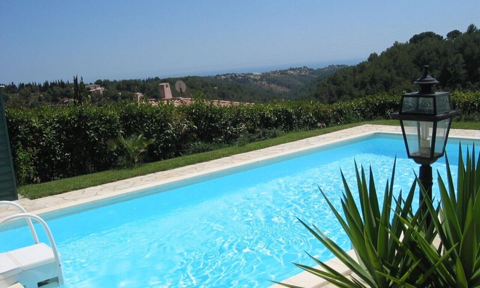 La Gaude Apartment | Make your holidays in a beautiful furnished apartment with the sea on the horizon.