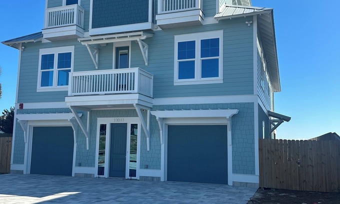 Bahama Beach House | Make Your Mark IInPrivate Gulf Front Home/Pool/Tiki Bar/7 bed/9 bath/Game Room
