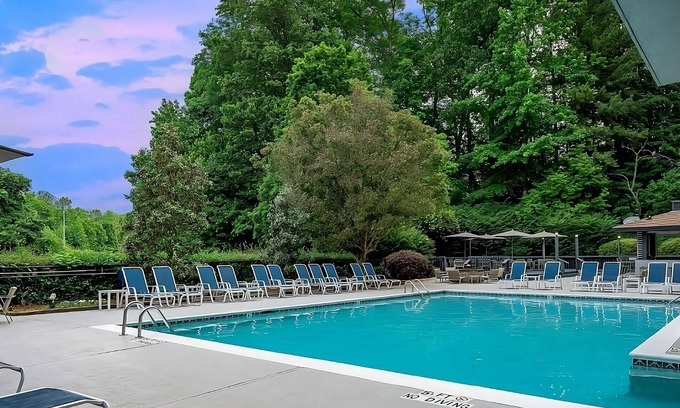 Executive Park Hotel | Make Your Trip More Enjoyable! 4 Relaxing Units, Pets Allowed, Parking, Pools!