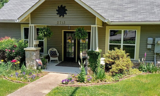 Chattanooga House | Makin' Memories What We Do Best, With Family and Your Tail Wagging Friends.
