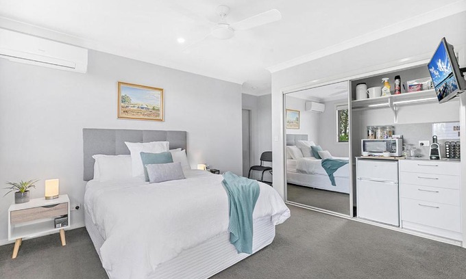 Louth Park Bed & Breakfast | Mala Retreat Chardonnay Studio Immaculate and Comfortable