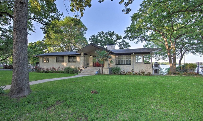 Star Harbor House | Malakoff Lakefront Home: Golf Course On-Site!