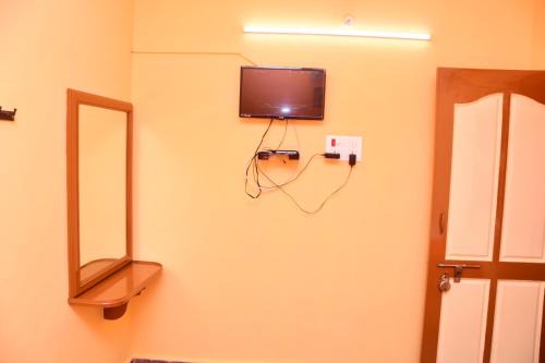 Thiruthani Hotel | Malar restaurant and rooms