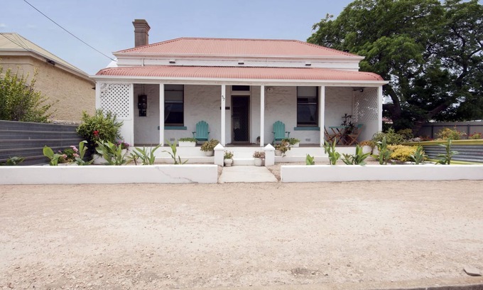 Wallaroo House | Maldon - the perfectly located beach town cottage