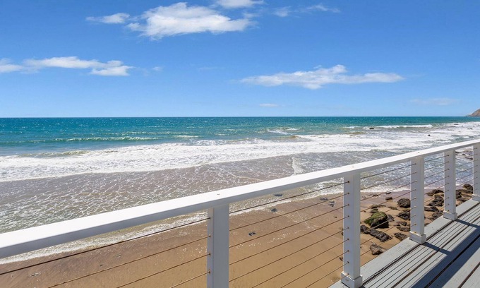 Malibu House | Malibu Beach Pad - Awesome Secluded Beachfront Home