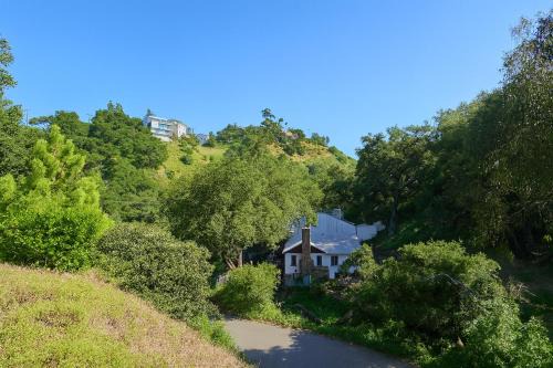 Central Malibu Apartment | Malibu Woods & Waves - 2 Bedroom