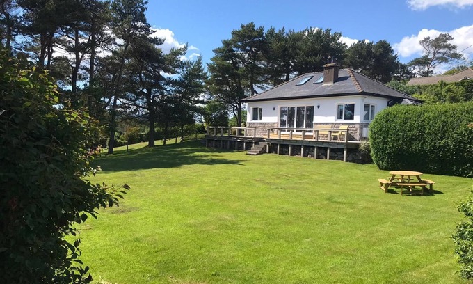 Rockcliffe Cottage | Mallaig - a bungalow that sleeps 6 guests in 3 bedrooms