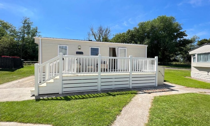 Ampney Crucis House | Mallard Corner, cosy Cotswold lakeview lodge