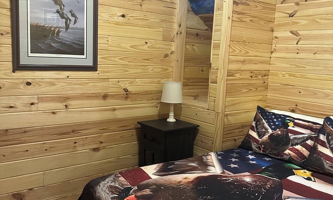 Stevenson Cabin | Mallard, Cozy cabin with WiFi and AC in lovely Stevenson. Perfect weekend stay .
