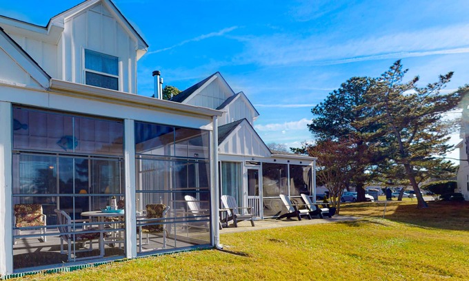 Selbyville House | Mallard Lakes Home w/Beautiful Water Views From Screened-In Porch, Shared Pool, WD