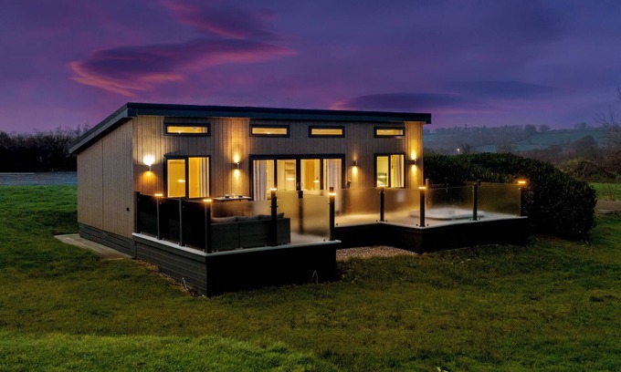 Canaston Bridge Ski Chalet | Mallard's Rest - Countryside, Hot Tub