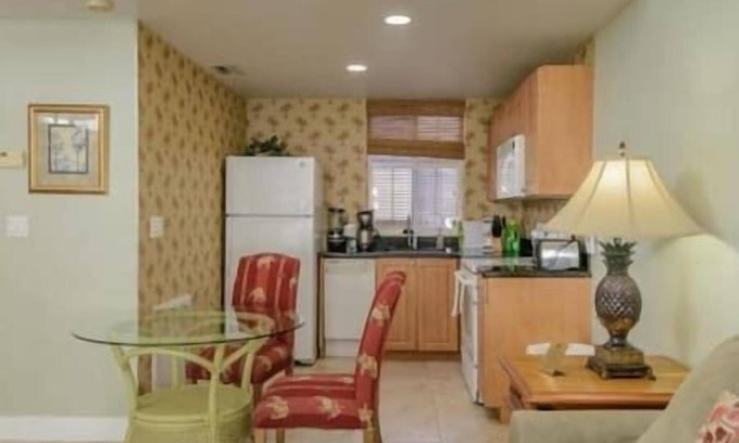 New Town Hotel | Mallory Resort, Beach, Hot Tub, Pool, BBQ, Marina