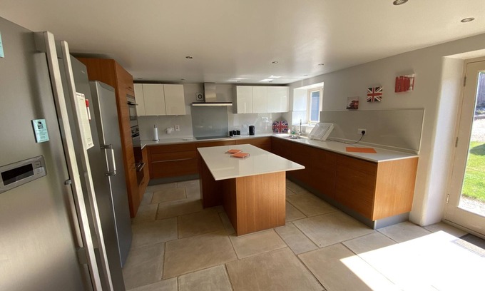 Carterton House | Malt Barn Holiday Home with 7 Bedrooms & Hot Tub
