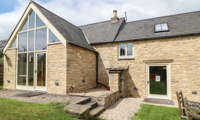 Carterton Cottage | MALT BARN, pet friendly, luxury holiday cottage in Burford