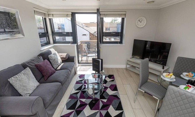 Reading Apartment | Malthouse Court - Luxury 2-Bed, 1-Bath w/Balcony