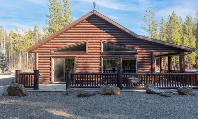 Valemount House | Mama Bear Cabin Rental - Pet Friendly!