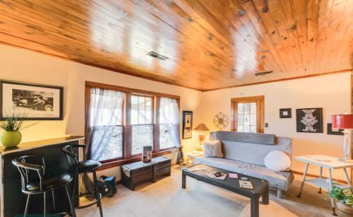 Como House | Mama Jeans Pillowville Home