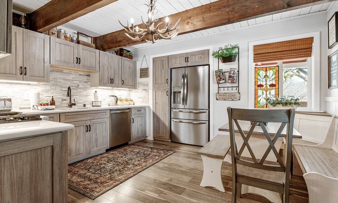 Woodlands House | Mama's Bear Cottage - Mini ranch cabin away from it all! Smart TV and WiFi!