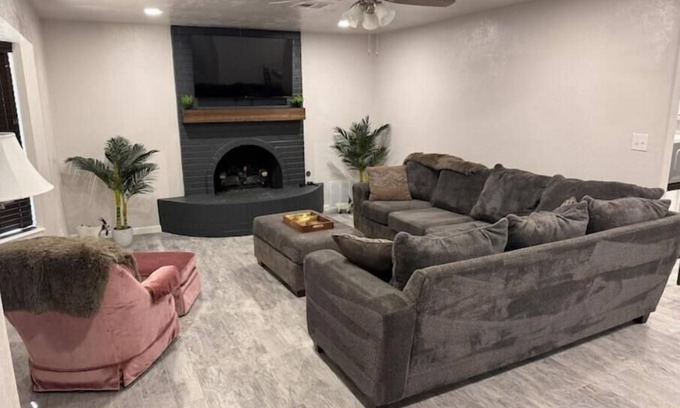 Norman House | MamaDee’s House - 2 miles from OU with game room/exercise room/covered patio.nn