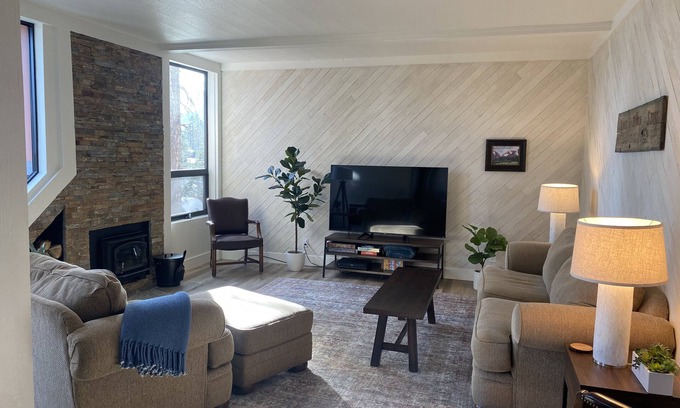 Mammoth Lakes Condo | Mammoth 1849 Condo, next to Canyon Lodge
