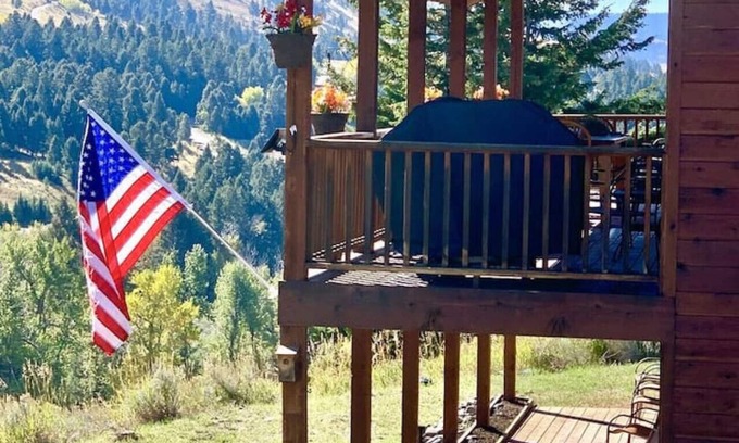 Jardine House | 'Mammoth Overlook of Yellowstone' Mountain Views! Near North Entrance!