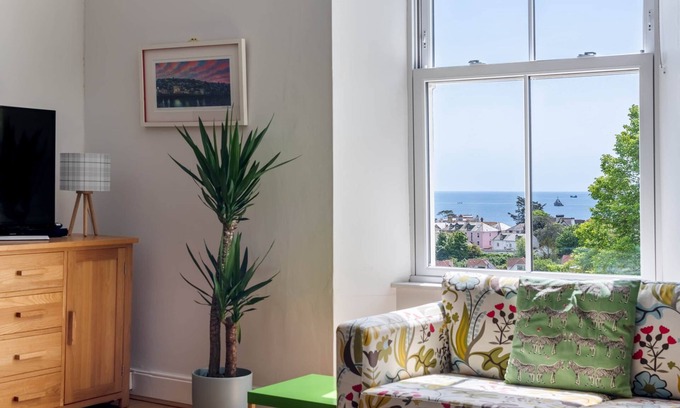 Maenporth Apartment | Manacles - Spacious flat near beach with sea views & parking