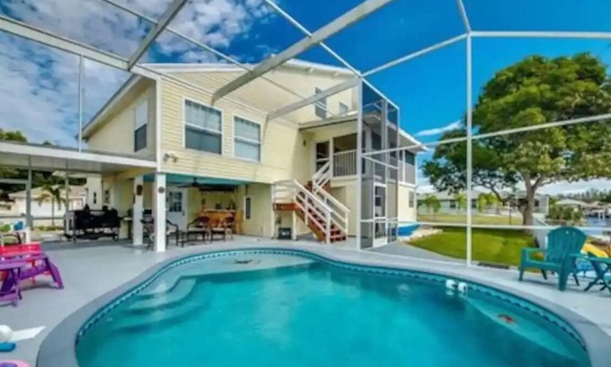 Manatee Bay House | Manatee House Tropical Retreat *ONLY BOOKING FOR CONTRACTORS AT THIS TIME*
