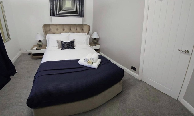 Droylsden House | Manchester 2-Bed House, Sleeps 4, 20 Min to Centre