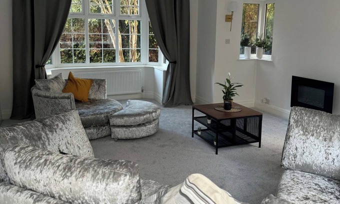 Gorton House | Manchester City Oasis - Spacious 5 Bedroom House
