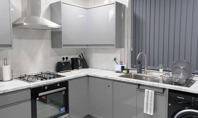 Manchester House | Manchester Entire House 3-Bedrooms-Sleeps5-Parking