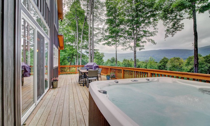 Sunderland House | Manchester, Mt Equinox Views, Hot Tub, Horse-show,golf,skiing,hiking,fishing